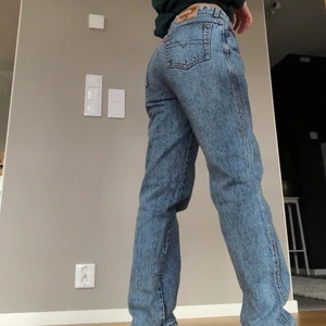 Diesel Loose straight jeans - Skitnajs Dieseljeans som är raka i benen och är relativt loose fit. Unisexmodell. High/mid waist beroende på hur man vill ha dem, går även att använda som oversize low waist. Matt Blå färg. Storlek medium.