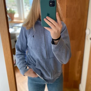 Blå hoodie från Ralp Lauren - Fin och mysig hoodie med dragkedja från Ralph Lauren. Storlek L ungdom men passar mig som har XS/s.😋 frakt tillkommer.