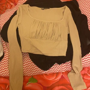 Topp - Säljer en helt ny topp från Shein. Har ingen användning av den för att den är för liten för mig