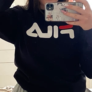 Fila hoddie - Endast använd för att ta passforms bilden så helt ny. Nypris: 579kr