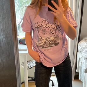 Tröja 🤪💗 - Denna jättefina tröjan med ett skjukt snyggt tryck. Knappt använt och är i jättebra skick💗 Budgivning om fler är intresserade 🤩❤️