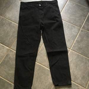Sack tuned black jeans från weekday. Storlek 34/32, kondition: 9/10