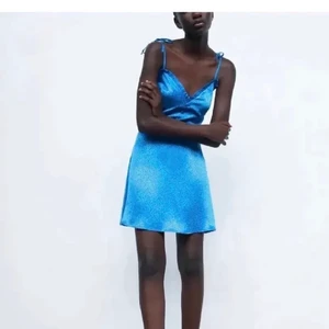 Zaraklänning - Den populära och slutsålda klänningen från Zara❄️💕 oanvänd (prislapp kvar) 