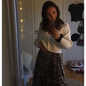 Zara kofta strl S - Säljer den vita koftan från Zara, väldigt skön och passar till det mesta. Storlek S men sjölv tycker jag att den är större i storleken