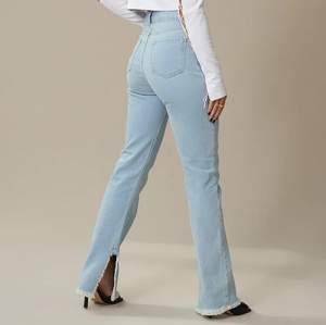 INKL FRAKT Highwaisted raka jeans med as snygg slits nertill från Hanna Schönbergs kollektion med NA-KD. Använda 2 gånger men är tyvärr lite stora. 💖💖