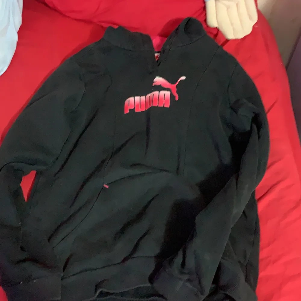 Aldrig Andvänd svart Puma hoodie . Hupparit & Collegepaidat.
