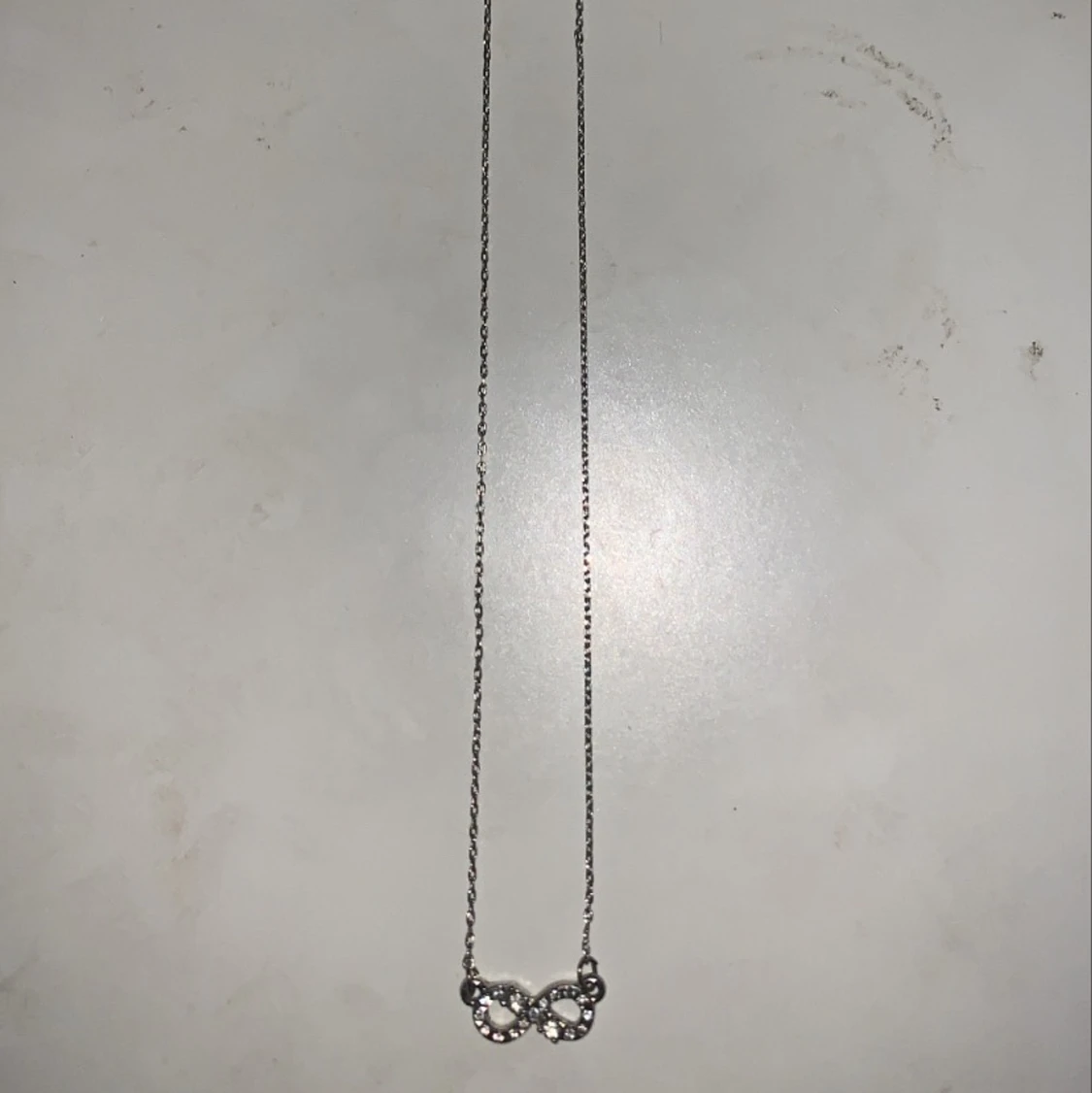 Silversmycke med diamanter