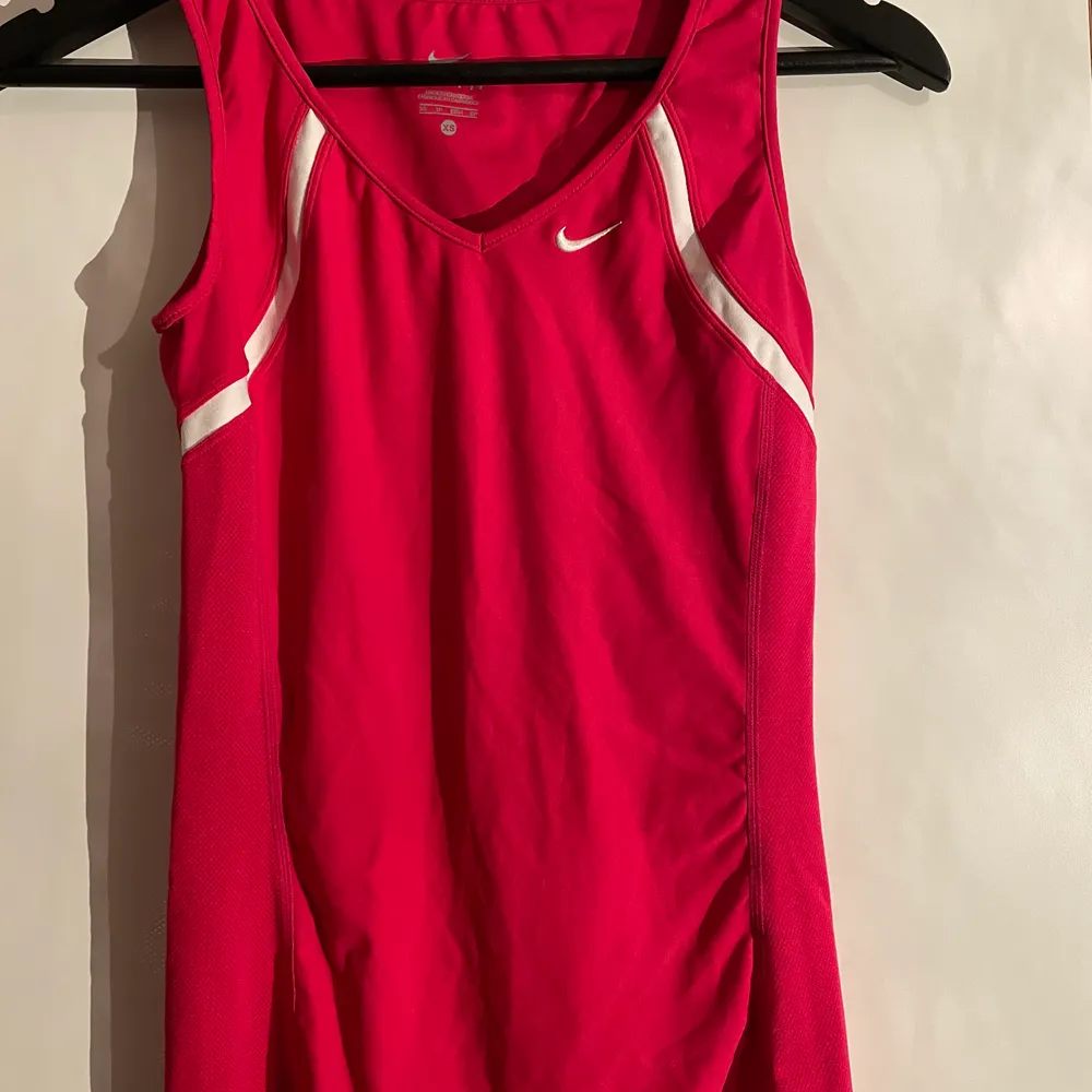 linne från Nike i stretchigt sportmaterial men funkar lika bra som ett vanligt linne! superfin rosaröd färg med vita detaljer:) XS men passar mig med S oxå! (skriv privat vid frågor). Toppar.