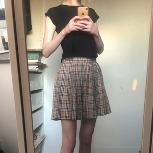 Kjol storlek S - Söt kjol storlek S! Säljer pga för stor för mig. Aldrig använd. 