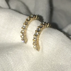 ✨Guldiga örhängen✨ - Tre olika guldiga örhängen!! 10kr/st eller 25kr för alla tre, frakt på 12kr tillkommer💌