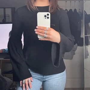 Tröja - Svart tröja med vida ärmar från Zara. Köparen står för pris+frakt! Meddela mig vid intresse😊