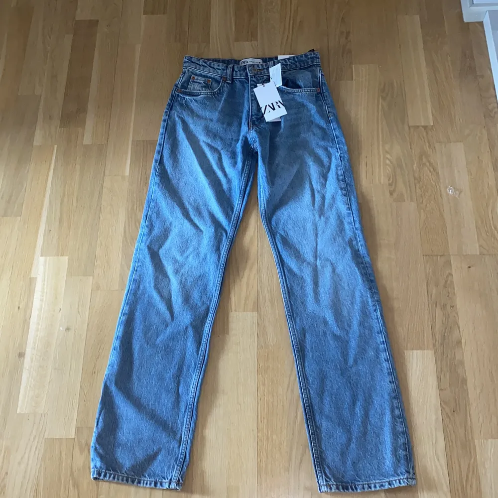 💓OBS! ÄNDRAT PRIS: 170kr inkl frakt!!💓 Mid waist straight jeans från Zara i storlek 36💓 Helt oanvända, lapparna sitter fortfarande. Bbetalning sker via Swish💕. Jeans & Byxor.
