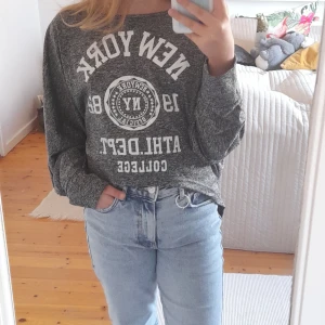 Munk tröja  - Bra skick använd ca 3 gånger grå med vit text                    •STORLEK XL MEN PASSAR EN PERSON SOM ÄR XS•