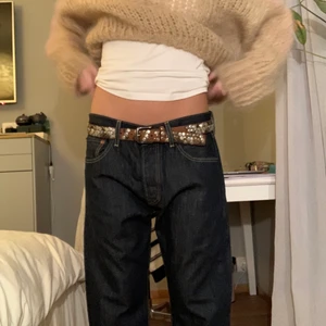 Lewis 501 - Säljer mina snygga mörkblåa/gråa nyinköpta secondhand Lewis 501. Säljer pga för stor storlek. Storlek w32 L 30. Köparen står för frakten