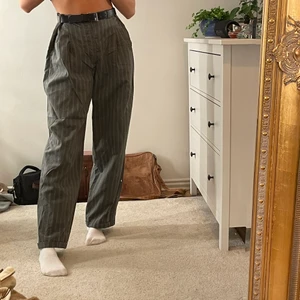 Gråa kostymbyxor - Ett par väldigt vida kostymbyxor från okänt märke. Väldigt stora i midjan och har på bilderna vikt in dem i midjan med hjälp av skärpet, men det märks knappt. Väldigt fina och bra skick🤍