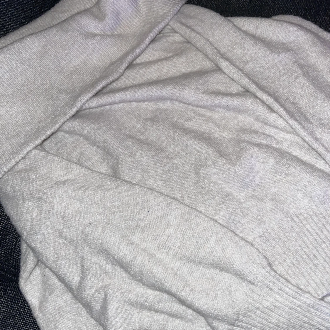 Ljusgrå tröja med stor krage