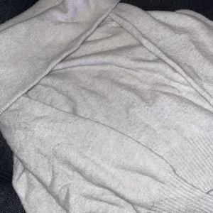 Ljusgrå tröja med stor krage - Denna tröja är från h&m och har bara använt den 1-2 ggr. Bra kvalite
