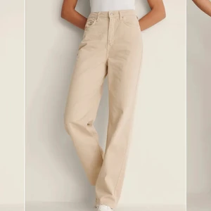 Beiga jeans från NA-KD - Säljer dessa beiga jeans från nakd då de inte kommer till användning. Använt 1 gång och de är i nyskick! Sista bilden är samma modell men i blå, där ser man tydligare hur de sitter på mig som är 164. Inköpta för 499 och säljer för 200kr+ frakt!💕