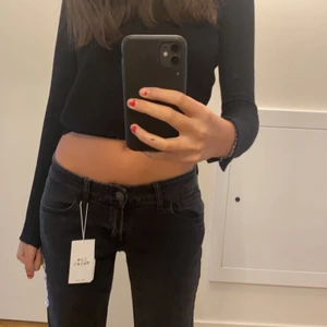 Lågmidajde jeans  - Säljer mina lågmidajde jeans ifrån stradivarius, prislappen är kvar. Dom är i storlek 38 men är väldigt små i storlek än, jag är 176 cm💗 köparen står för frakten, 96kr🌸