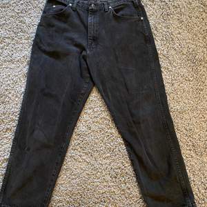 Svarta Wrangler Jeans Storlek L. Fet passform och bra uthållighet på byxorna. Bra för skate! Bättre än dickies med!