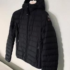 Äkta parajumper strlk S  - Både kille&tjej.                                                        Använd fåtal gånger, super fint skick, inget att anmärka. Luva och lufthål under armarna.                           Inköpspris 3 399kr.                                                                 Säljer den för 2 100kr.                                                        Kan tänkas gå ner i pris!                                             Kan skickas men även mötas i Karlshamn, Ronneby och Karlskrona🍂🤎