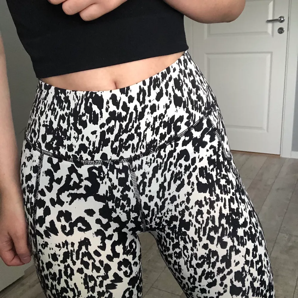 Fina svart vita leopardtights som är varsamt använda, fint skick. Köpta från H&M i storlek xs!!🖤. Jeans & Byxor.