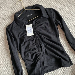 Topp Tilly - BIKBOK  - Oanvänd topp från BikBok, köpt för 299 och säljer för 100 kr. Har inte kommit till användning så hoppas någon annan får bättre användning av den 🥂