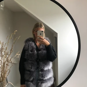 Väst - Oanvänd väst. Lapp finns kvar. Passar mig som är en Strl S.