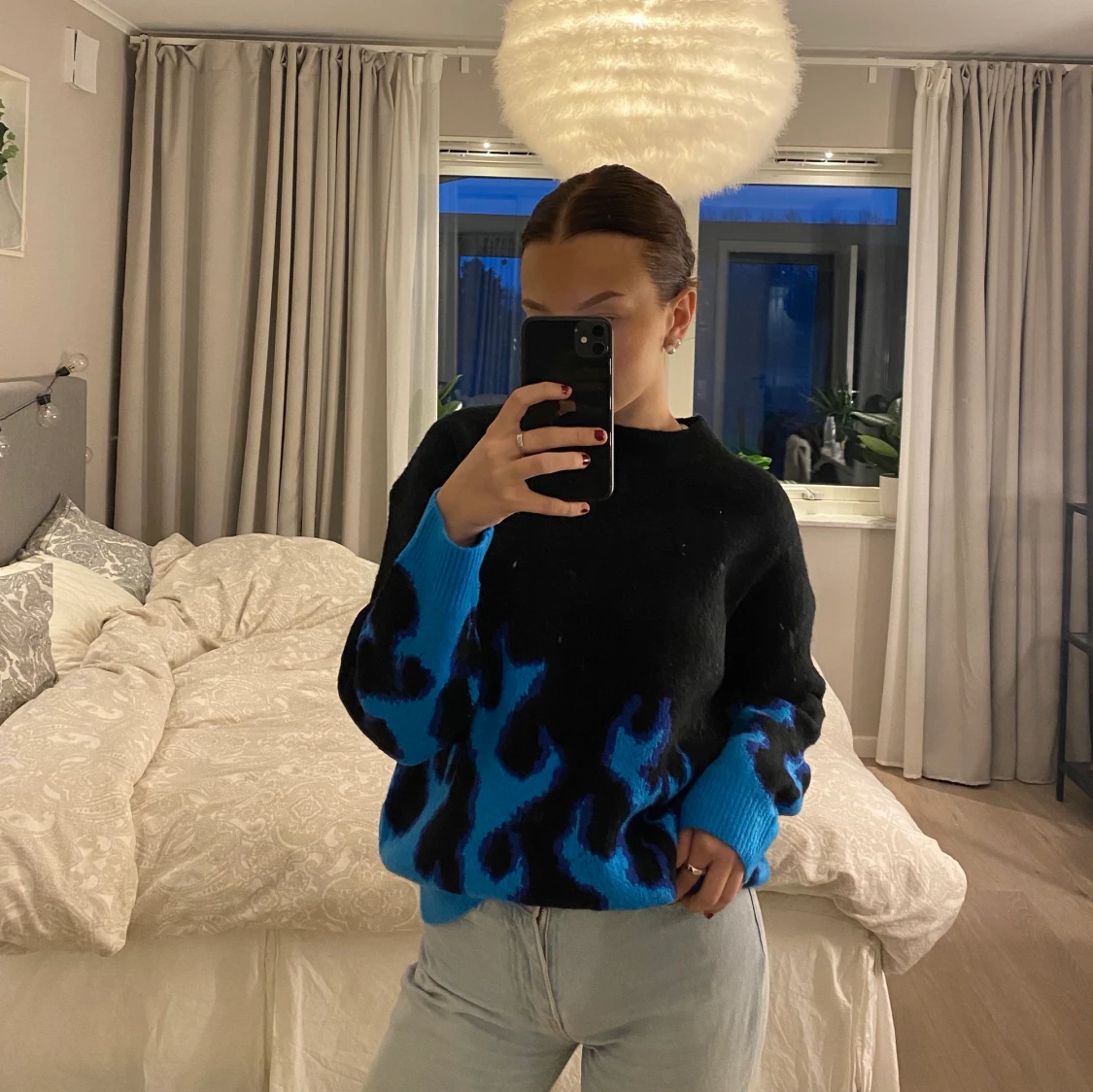 Stickad tröja med eldmotiv