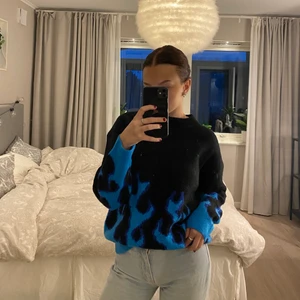 Stickad tröja med eldmotiv - Säljer denna oanvända tröja då den inte kommer till användning 🤍 lite oversized vilket gör den ännu trendigare