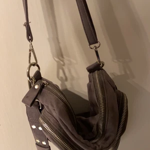 Väska - Lila/grå väska, använd ganska mycket men säljer nu för jag tröttnat på den.