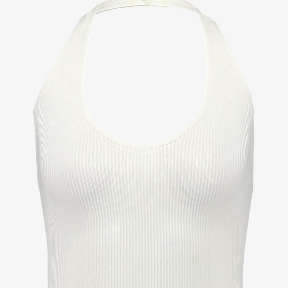 Topp från Urban Outfitters, vit/beige. Oanvänd så i nyskick. Storlek S men väldigt stretchig, så passar M. Köpte för 230kr så säljer för 70kr + frakt💕. Toppar.