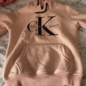 Calvin Klein Hoddie  - Storlek M passar även S. Använd ett få tal gånger.