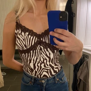 Linne zebraränder - Säljer ett snyggt linne med bruna zebraränder! Materialet är jätteskönt och banden går att justera, storlek xs säljer för 40kr!