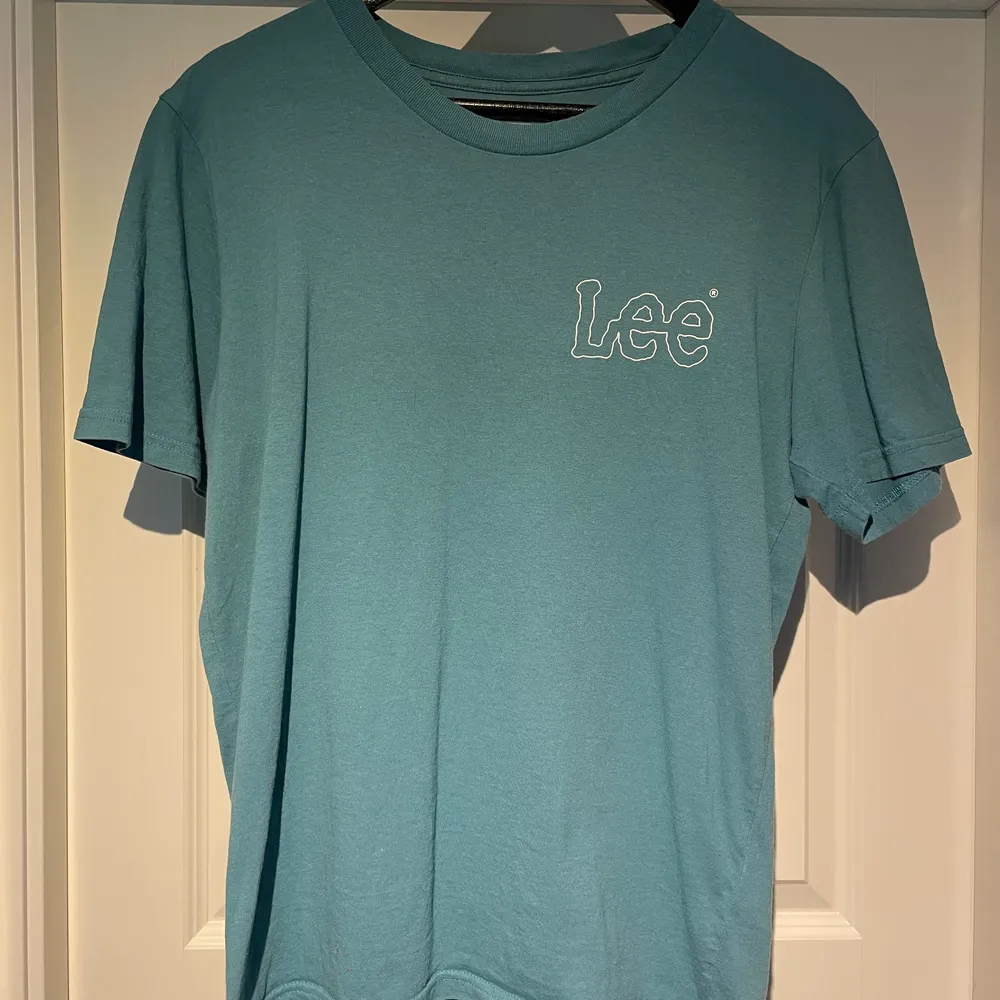 Blå Lee t-shirt i storlek S, sparsamt använd. T-shirts.