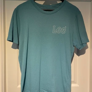 Lee T-shirt, S - Blå Lee t-shirt i storlek S, sparsamt använd