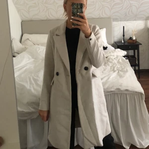 Vero Moda kappa - Kappa från Vero Moda som är använd ett fåtal gånger✨ En väldigt fin ljusbeige färg🌷 För jämförelse är jag 163 cm lång🎀 köpare står för frakt
