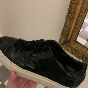 Axel Arigato skor - Så snygga Axel arigato skor köpta på sellpy men de var tyvärr för små för mig:(( Bra skick. Storlek 40 men skulle säga mer som 39💕💕 Skriv vid intresse💌 400 inklusive frakt!