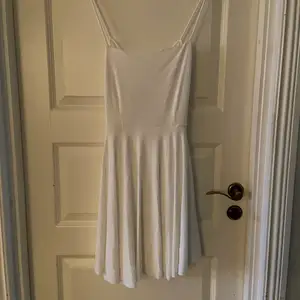 En vit klänning från bikbok, köpte för 199kr säljer för 90kr, en precis likadan klänning som den gula och röd/rosa (se min profil). Perfekt till skolavslutning eller student. Aldrig använd, prislapp kvar. 90kr + frakt