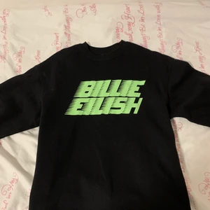 Billie eillish sweatshirt  - Billie eillish sweatshirt har använts få tall gånger köpt för 300kr