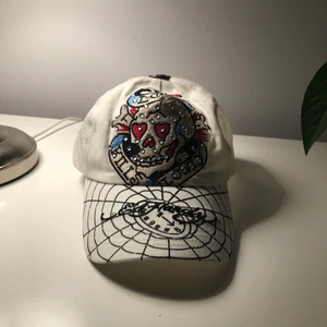 Ed hardy keps - Köptes på 2nd hand. Har alla rhinestones kvar!