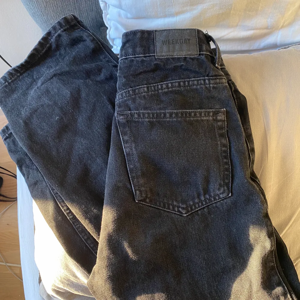 Säljer nu dessa straight leg jeans ifrån Weekday i strl 26/30💖 Jag är runt 167. Vid fler frågor hör gärna av er till mig privat!. Jeans & Byxor.
