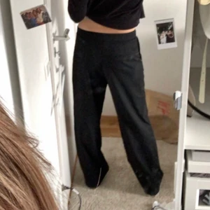 Lågmidjade kostymbyxor Monki - Sjukt fina lågmidjade kostymbyxor från Monki som tyvärr inte kommer till använding. Perfekt längd på mig som är 170. Passar storlek 34-36. Inga defekter.