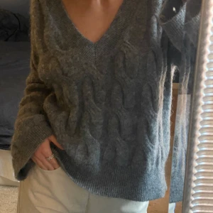 Stickad mohairtröja - Fin stickad tröja i mohair- och ullblandning som går att bära på flera olika sätt! I jättefint skick och jättemjuk o skööön