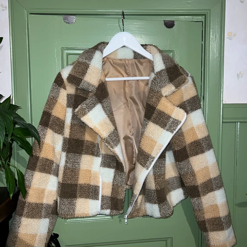 Säljer denna jacka som jag köpte i våras men som aldrig kom till användning. Storlek S men passar även XS. Mycket fin och skön. . Jackor.