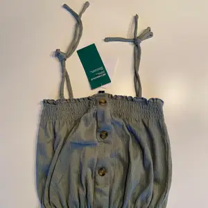 Grönt linne från H&M, fick den i födelsedags present, ordinarie pris 99kr säljer för 20kr + frakt.