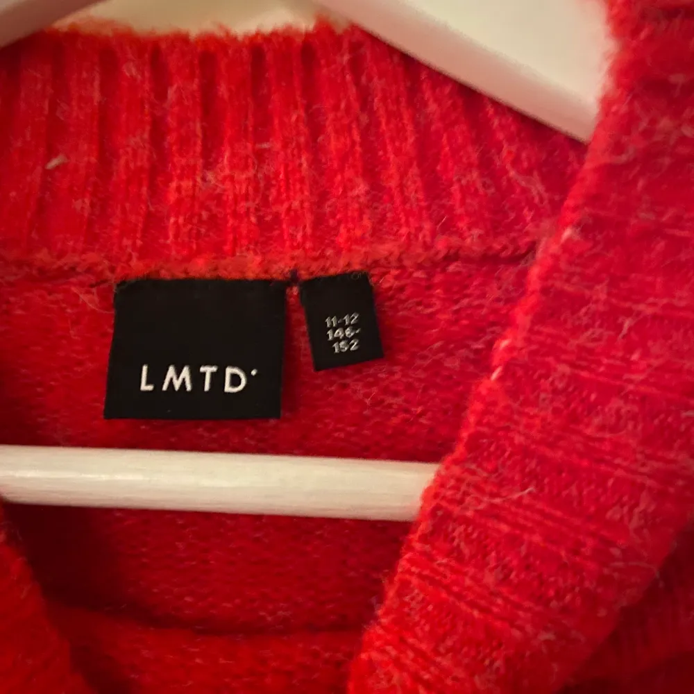 Röd stickad tröja, köpt för 300kr säljer för 100kr + frakt, perfekt för vinter och jul.. Tröjor & Koftor.