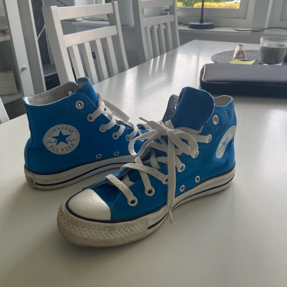 Blåa converse skor i bra skick. Jag köpte dom av en annan tjej på Plick men den va tyvärr för små för mig så kunde aldrig använda de💗 köp direkt för 400kr + frakt. Skor.