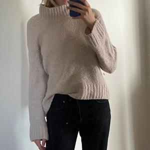 Beige stickad tröja  - Ljusrosa/beige stickad tröja från H&M i storlek XS!