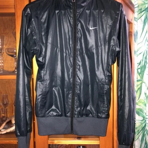 Nike träningströja med dragkedja Strl.XS - Mörkblå. Så himla snygg så jag har faktiskt svårt att släppa iväg men kan tyvärr inte stänga dragkedjan längre haha. Skulle passa Strl 32 också men 34 skulle sitta perfekt! Stöter bort  🌬 vind. I jätte fint skick 